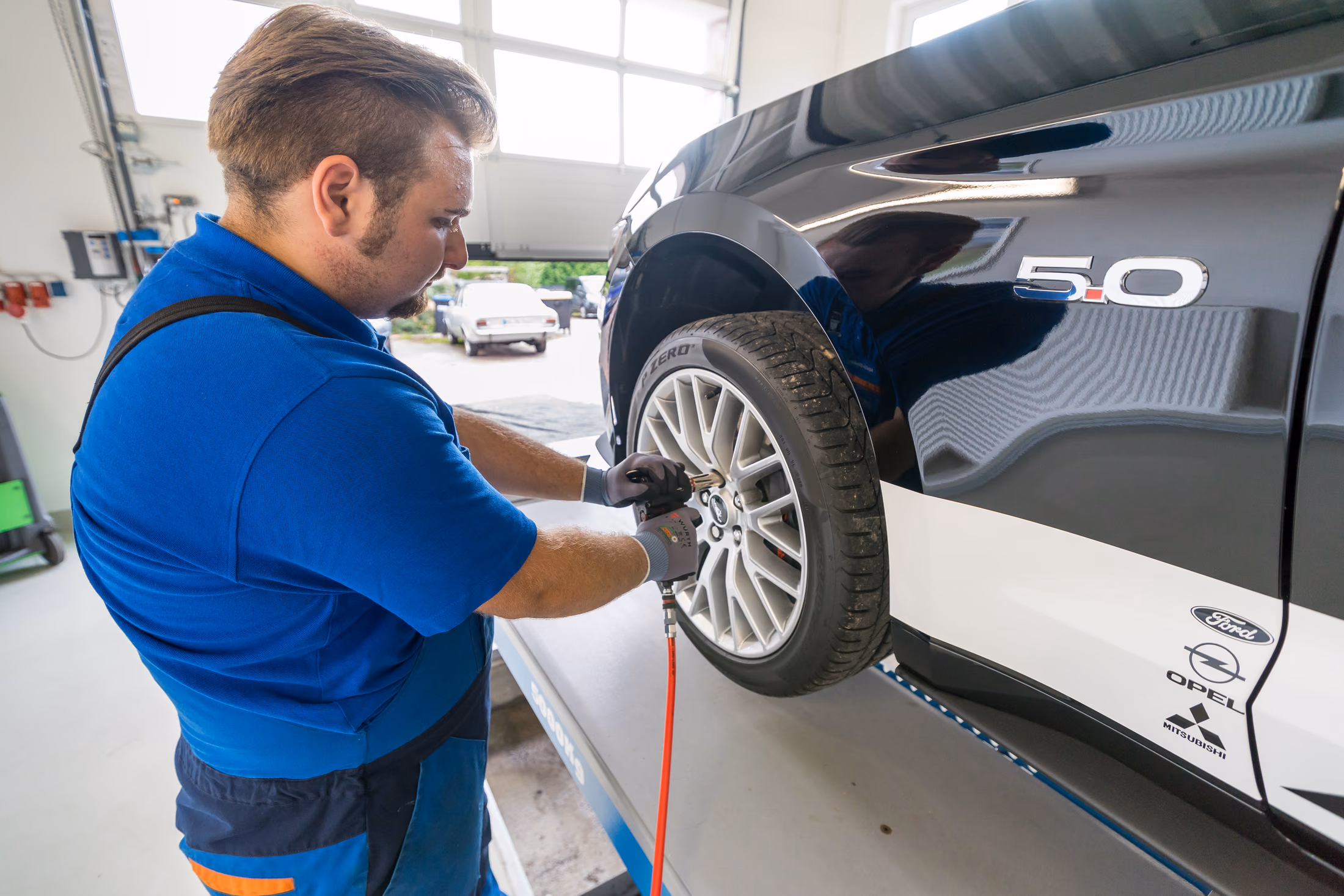Ein Mitarbeiter arbeitet an einem Mitsubishi in der Pichel-Werkstatt