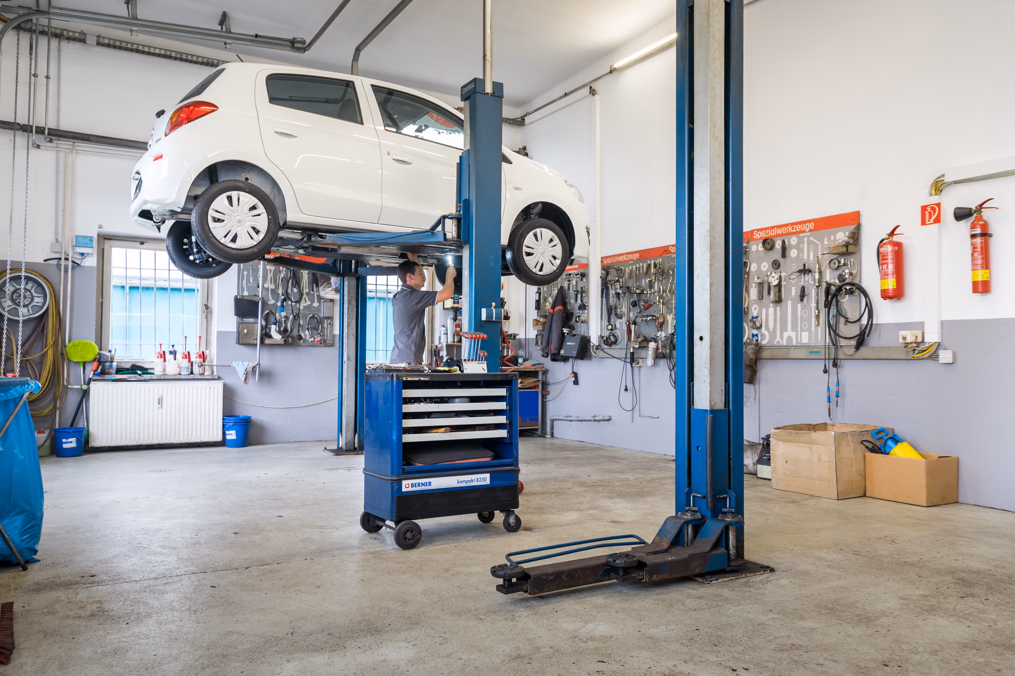 Ein Mitsubishi auf der Hebebühne in der Pichel-Werkstatt