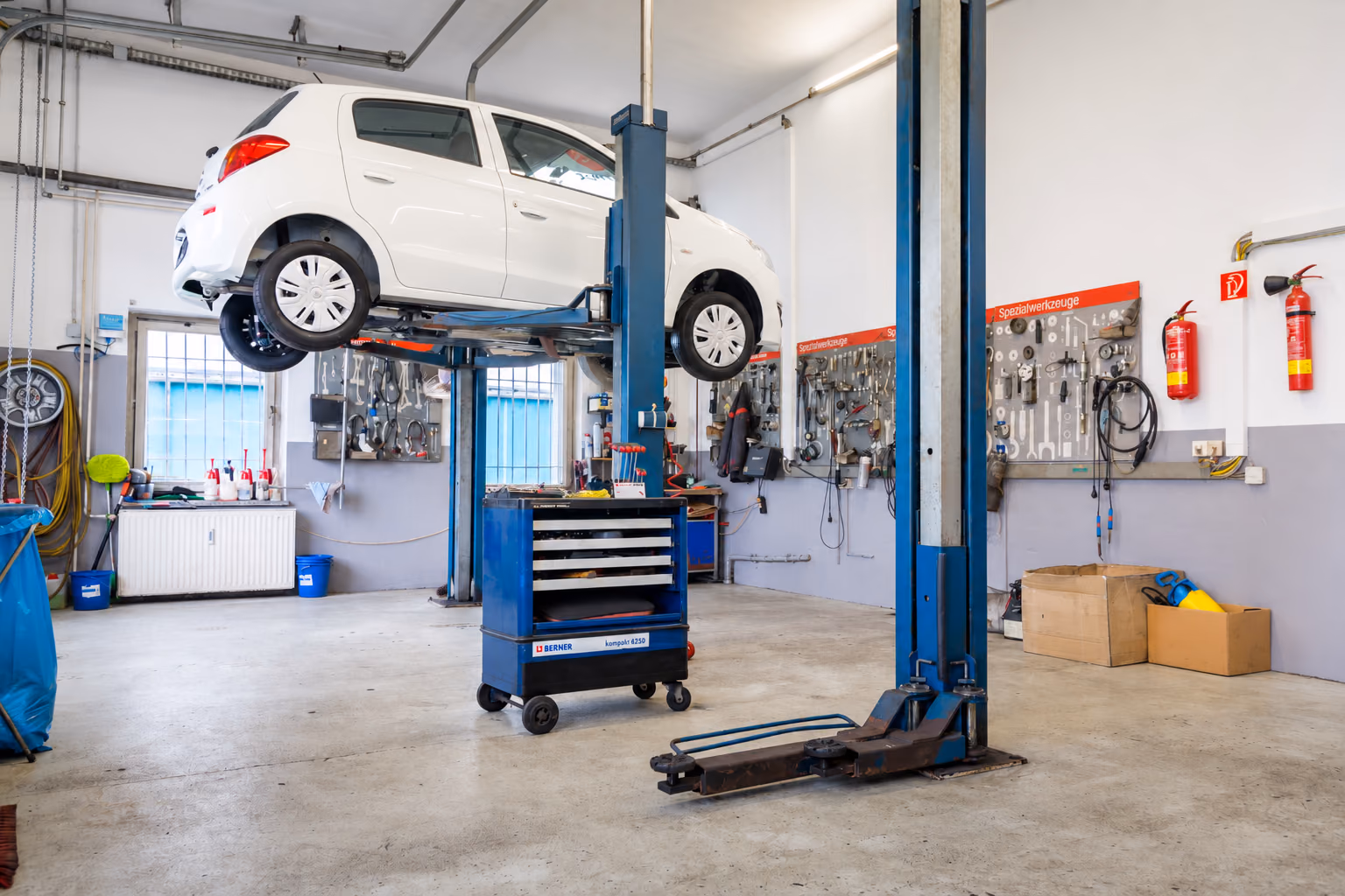 Ein Mitsubishi auf der Hebebühne in der Pichel-Werkstatt