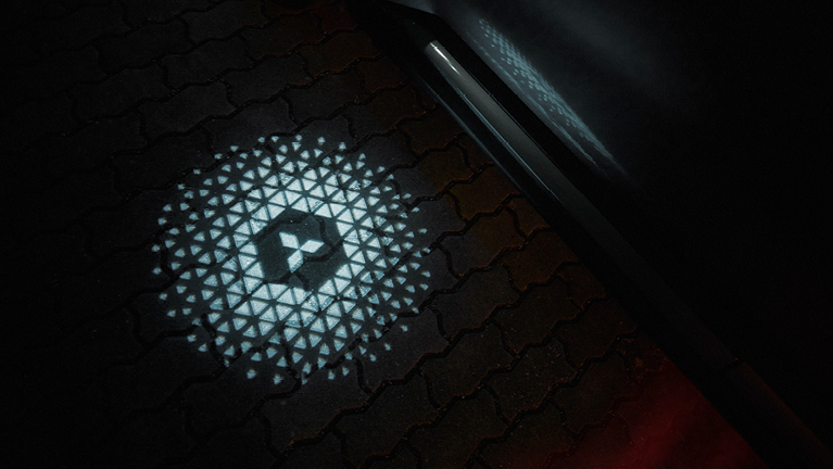 Mitsubishi Logoprojektion auf dem Boden neben dem Fahrzeug